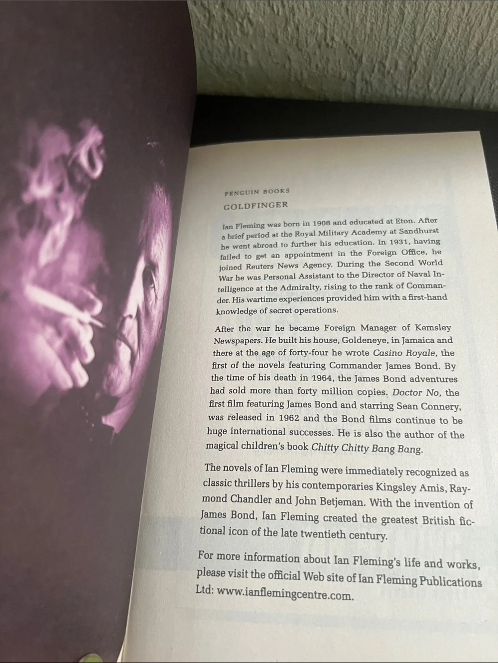 #2872**Goldfinger by Ian Fleming – Bold Purple & Gold Cover